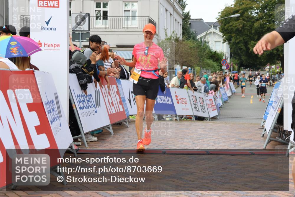31.08.2025 - 21. Blankeneser Heldenlauf Strokosch-Dieckow http://msf.ph/oto/8703669 31.08.2025 13:02:08 Ziel 5766, 5757, 5812 meine-sportfotos.de