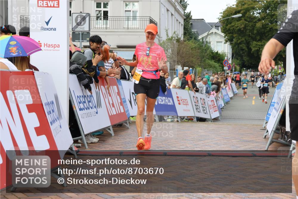 31.08.2025 - 21. Blankeneser Heldenlauf Strokosch-Dieckow http://msf.ph/oto/8703670 31.08.2025 13:02:08 Ziel 5766, 5757, 5812 meine-sportfotos.de