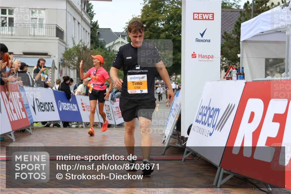 31.08.2025 - 21. Blankeneser Heldenlauf Strokosch-Dieckow http://msf.ph/oto/8703671 31.08.2025 13:02:06 Ziel 5766, 5757, 5812 meine-sportfotos.de