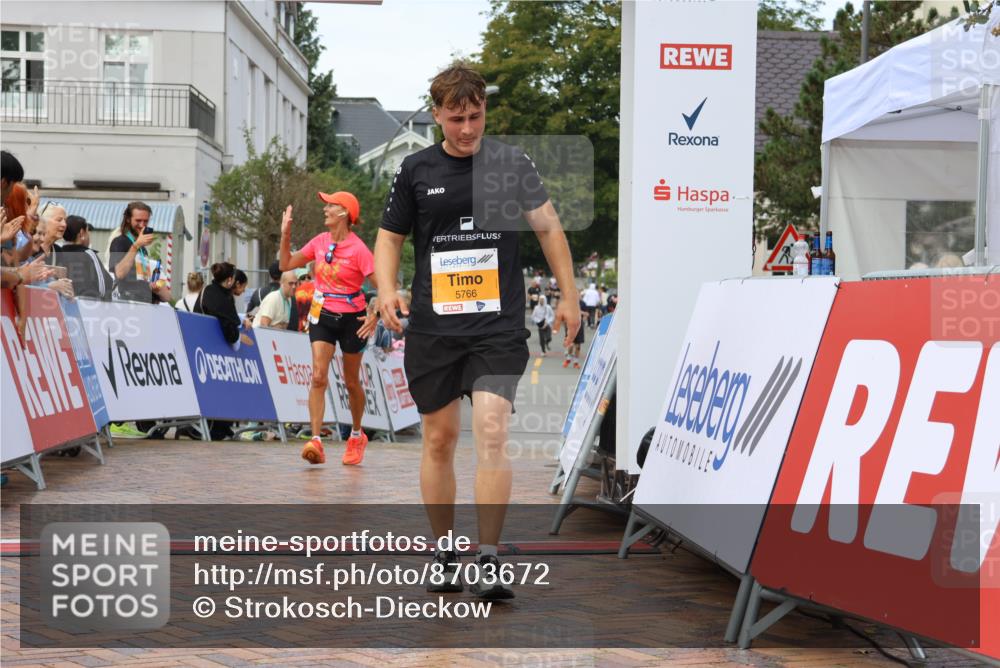31.08.2025 - 21. Blankeneser Heldenlauf Strokosch-Dieckow http://msf.ph/oto/8703672 31.08.2025 13:02:06 Ziel 5766, 5757, 5812 meine-sportfotos.de