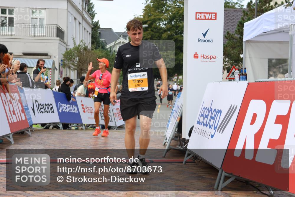 31.08.2025 - 21. Blankeneser Heldenlauf Strokosch-Dieckow http://msf.ph/oto/8703673 31.08.2025 13:02:06 Ziel 5766, 5757, 5812 meine-sportfotos.de