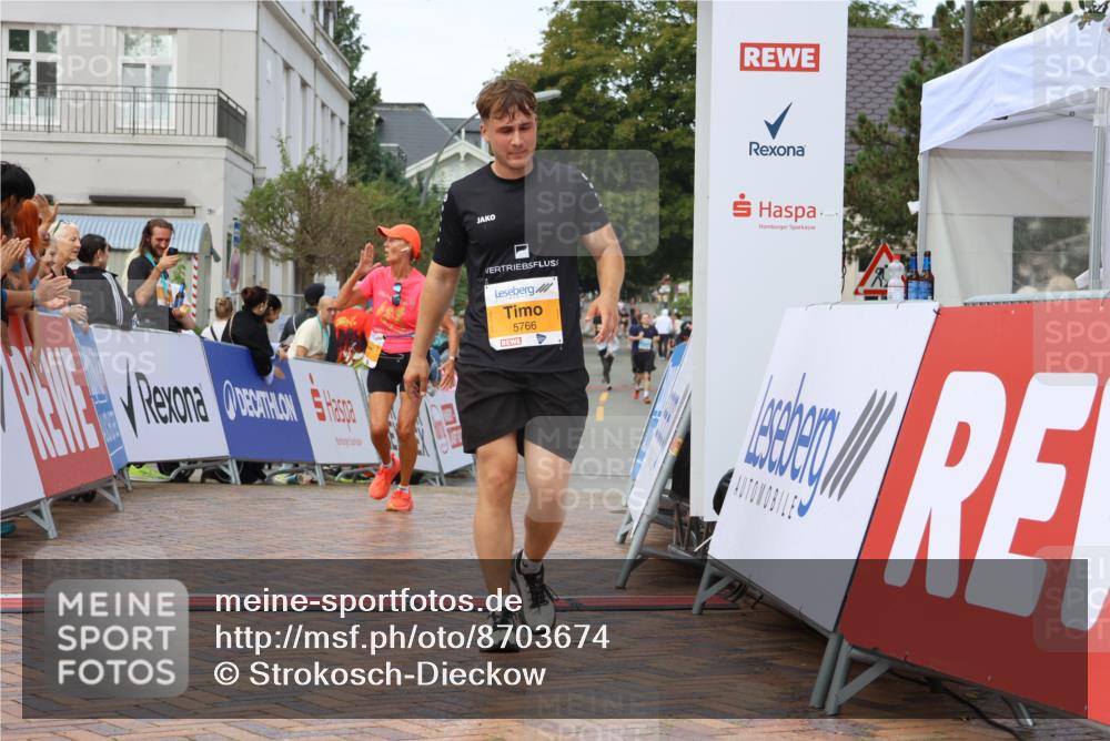 31.08.2025 - 21. Blankeneser Heldenlauf Strokosch-Dieckow http://msf.ph/oto/8703674 31.08.2025 13:02:06 Ziel 5766, 5757, 5812 meine-sportfotos.de