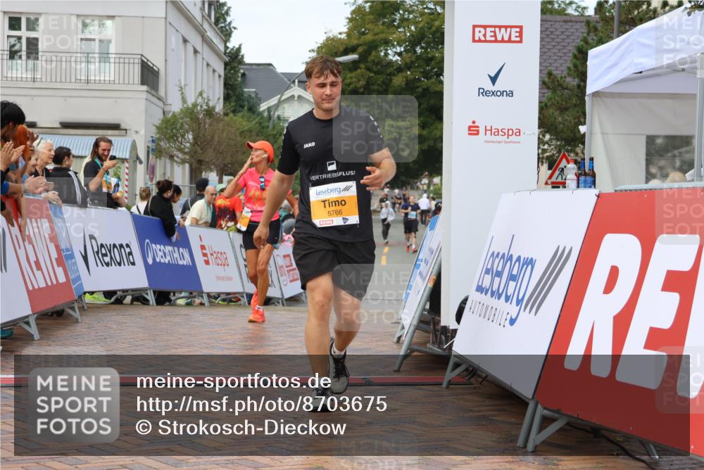 31.08.2025 - 21. Blankeneser Heldenlauf Strokosch-Dieckow http://msf.ph/oto/8703675 31.08.2025 13:02:06 Ziel 5766, 5757, 5812 meine-sportfotos.de