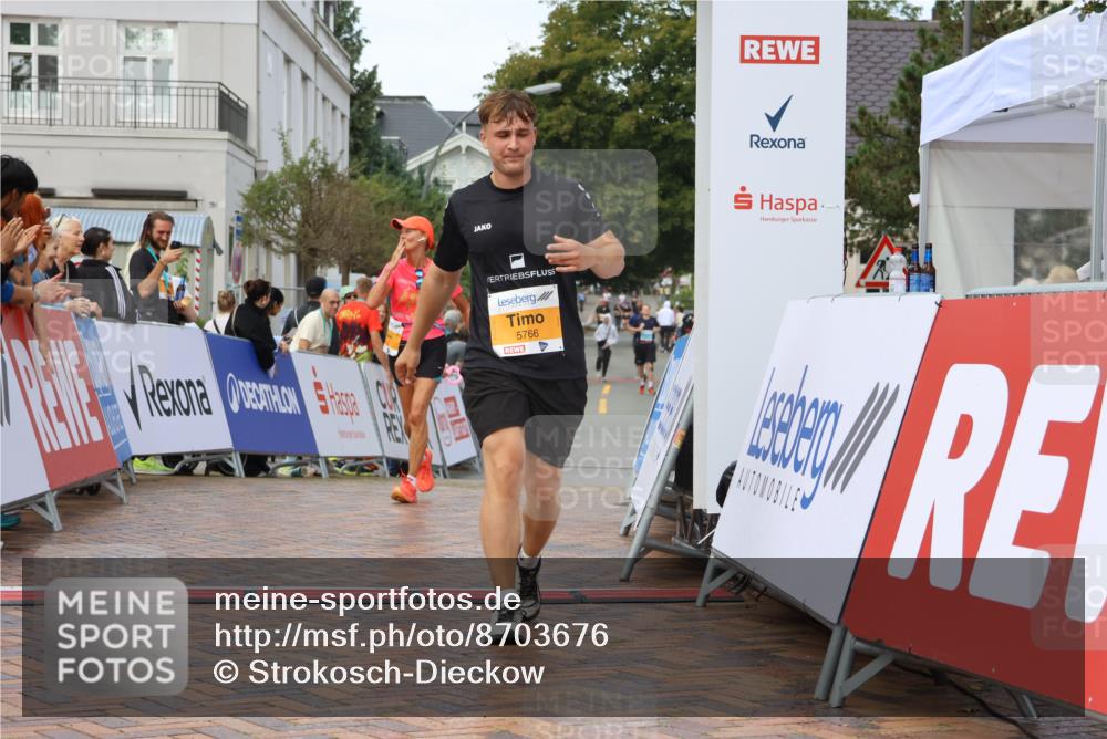 31.08.2025 - 21. Blankeneser Heldenlauf Strokosch-Dieckow http://msf.ph/oto/8703676 31.08.2025 13:02:06 Ziel 5766, 5757, 5812 meine-sportfotos.de