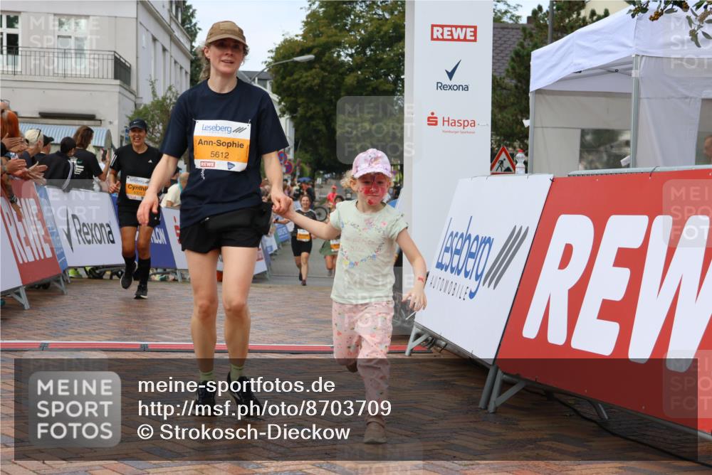 31.08.2025 - 21. Blankeneser Heldenlauf Strokosch-Dieckow http://msf.ph/oto/8703709 31.08.2025 13:01:52 Ziel 5325, 5612, 4307 meine-sportfotos.de