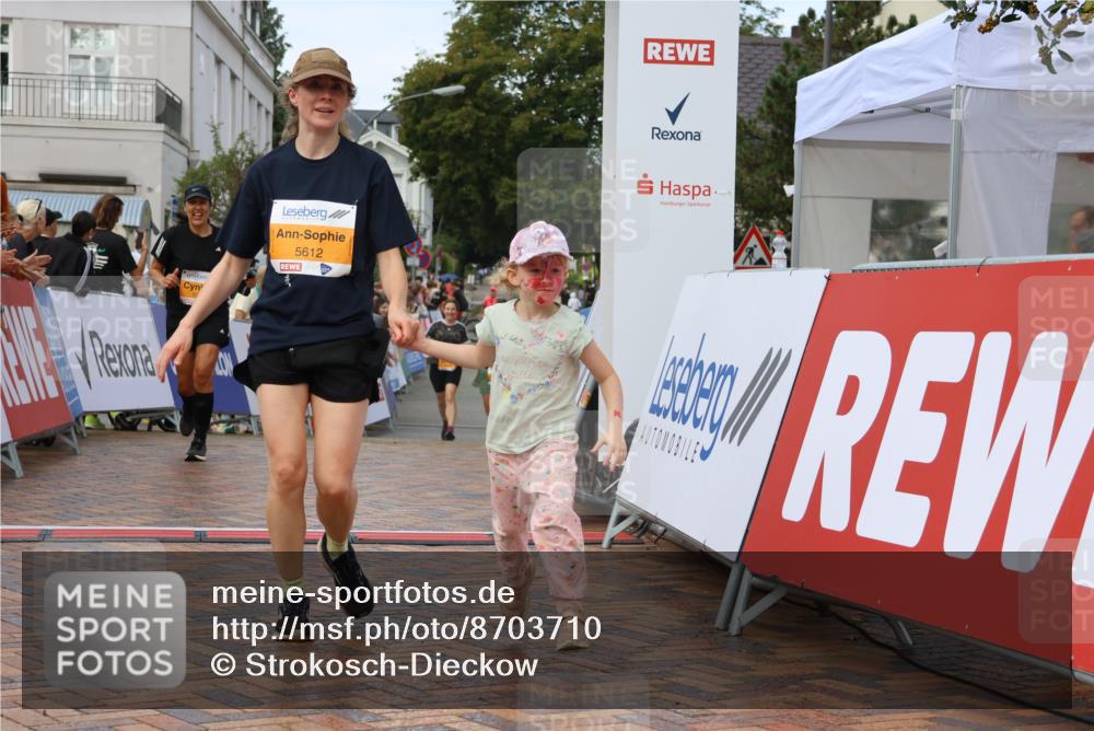 31.08.2025 - 21. Blankeneser Heldenlauf Strokosch-Dieckow http://msf.ph/oto/8703710 31.08.2025 13:01:52 Ziel 5325, 5612, 4307 meine-sportfotos.de
