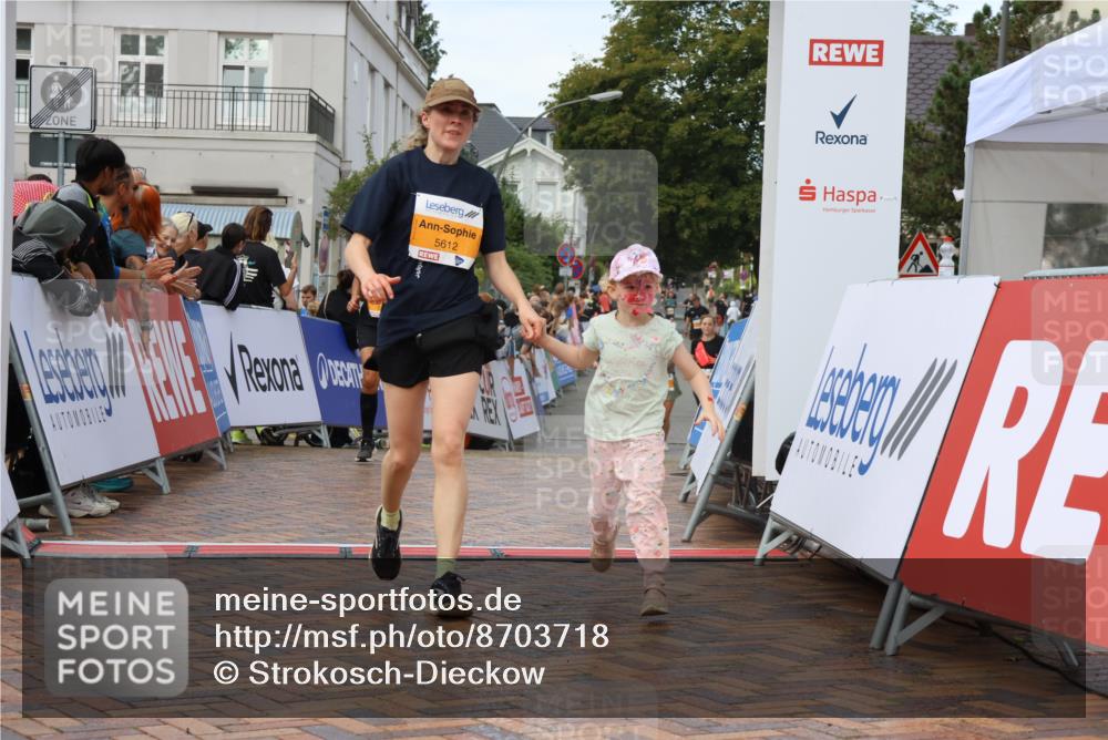 31.08.2025 - 21. Blankeneser Heldenlauf Strokosch-Dieckow http://msf.ph/oto/8703718 31.08.2025 13:01:51 Ziel 5325, 5612, 4307 meine-sportfotos.de