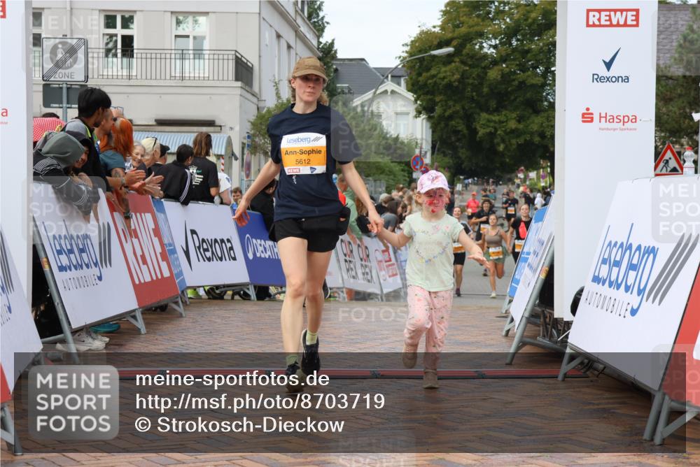 31.08.2025 - 21. Blankeneser Heldenlauf Strokosch-Dieckow http://msf.ph/oto/8703719 31.08.2025 13:01:51 Ziel 5325, 5612, 4307 meine-sportfotos.de