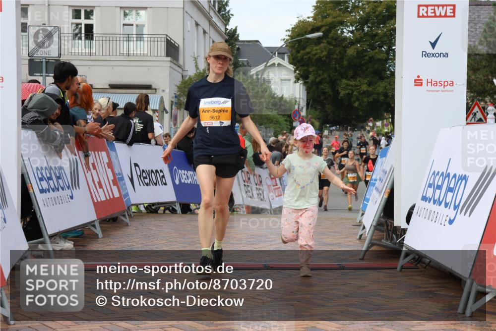 31.08.2025 - 21. Blankeneser Heldenlauf Strokosch-Dieckow http://msf.ph/oto/8703720 31.08.2025 13:01:51 Ziel 5325, 5612, 4307 meine-sportfotos.de