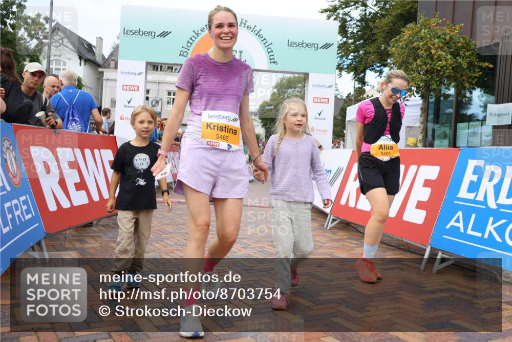 31.08.2025 - 21. Blankeneser Heldenlauf Strokosch-Dieckow http://msf.ph/oto/8703754 31.08.2025 13:01:11 Ziel 5465, 5462 meine-sportfotos.de