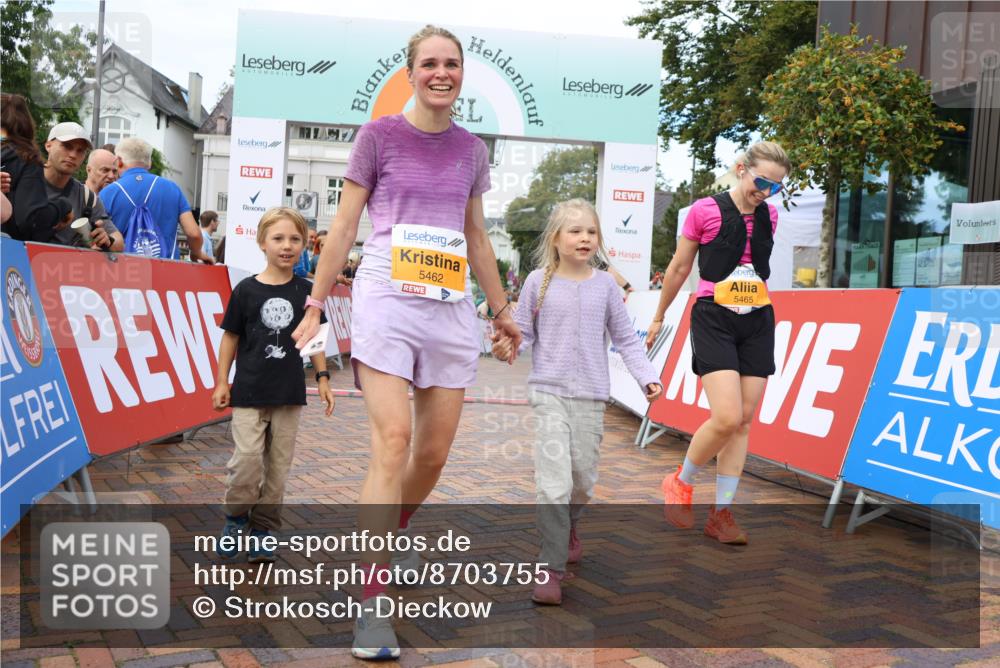 31.08.2025 - 21. Blankeneser Heldenlauf Strokosch-Dieckow http://msf.ph/oto/8703755 31.08.2025 13:01:11 Ziel 5465, 5462 meine-sportfotos.de