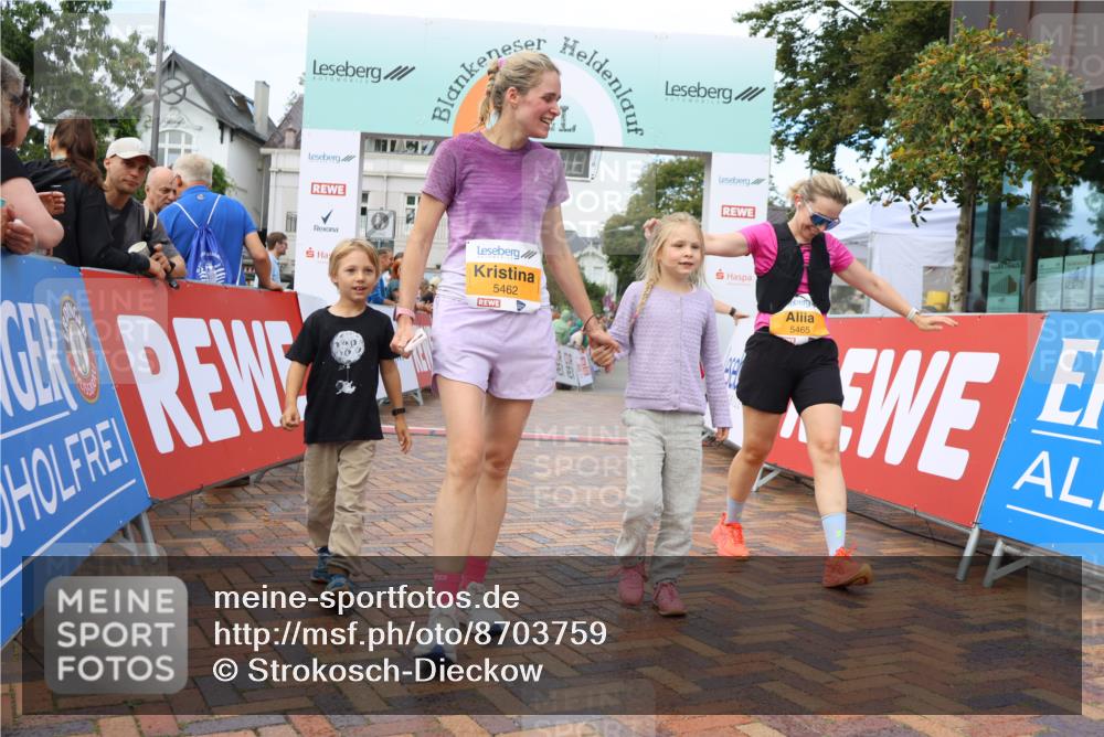 31.08.2025 - 21. Blankeneser Heldenlauf Strokosch-Dieckow http://msf.ph/oto/8703759 31.08.2025 13:01:11 Ziel 5465, 5462 meine-sportfotos.de