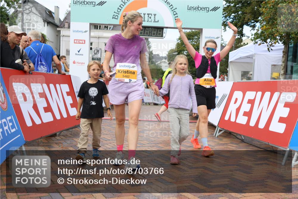 31.08.2025 - 21. Blankeneser Heldenlauf Strokosch-Dieckow http://msf.ph/oto/8703766 31.08.2025 13:01:11 Ziel 5465, 5462 meine-sportfotos.de