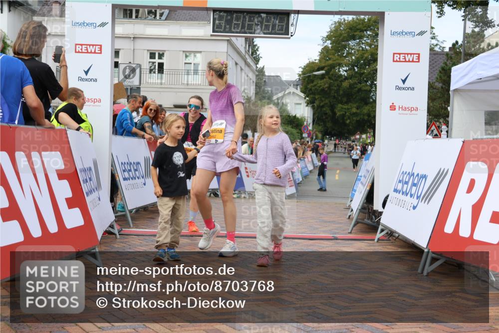 31.08.2025 - 21. Blankeneser Heldenlauf Strokosch-Dieckow http://msf.ph/oto/8703768 31.08.2025 13:01:08 Ziel 5465, 5462 meine-sportfotos.de