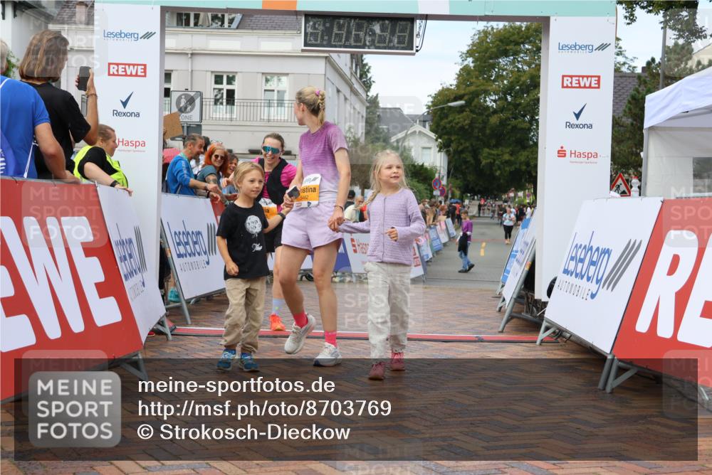 31.08.2025 - 21. Blankeneser Heldenlauf Strokosch-Dieckow http://msf.ph/oto/8703769 31.08.2025 13:01:08 Ziel 5465, 5462 meine-sportfotos.de