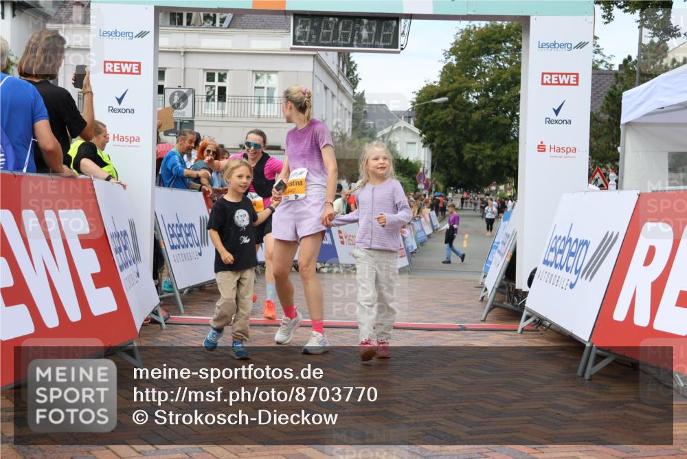 31.08.2025 - 21. Blankeneser Heldenlauf Strokosch-Dieckow http://msf.ph/oto/8703770 31.08.2025 13:01:07 Ziel 5465, 5462 meine-sportfotos.de