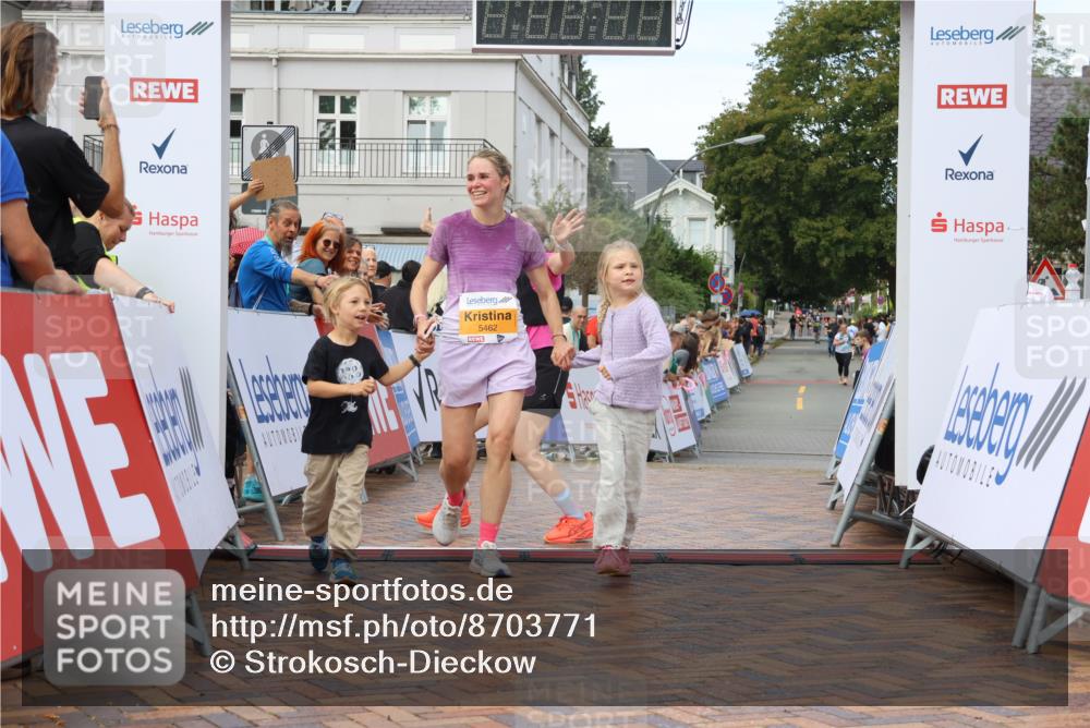 31.08.2025 - 21. Blankeneser Heldenlauf Strokosch-Dieckow http://msf.ph/oto/8703771 31.08.2025 13:01:07 Ziel 5465, 5462 meine-sportfotos.de