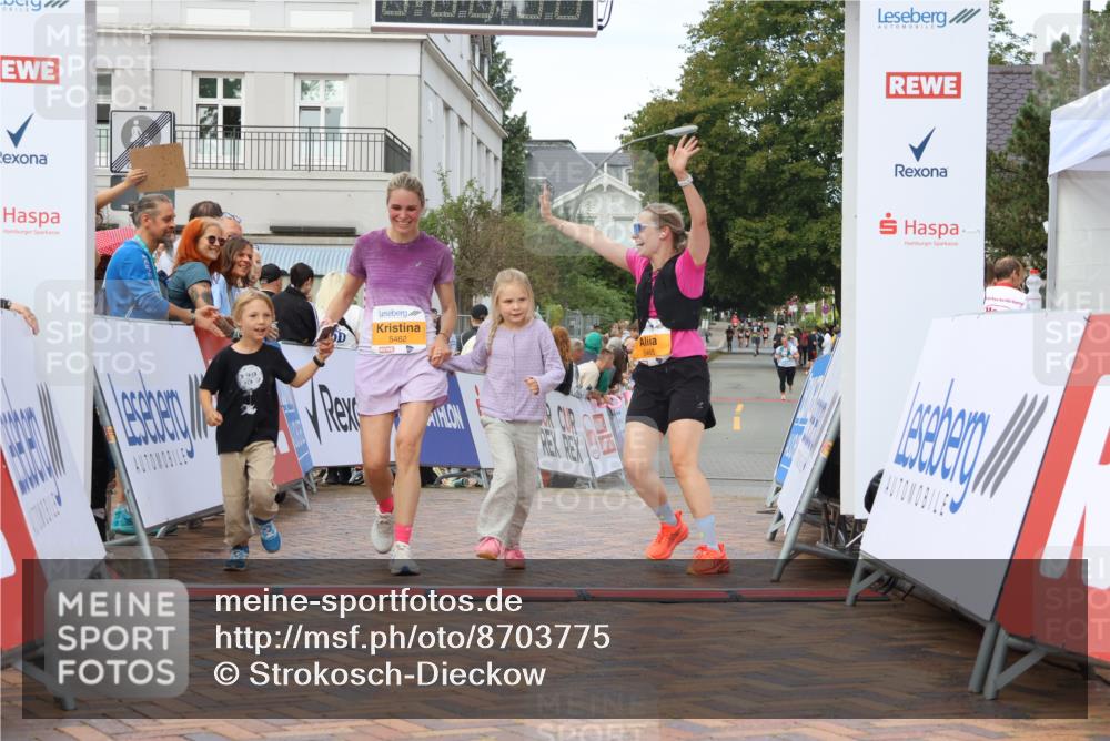 31.08.2025 - 21. Blankeneser Heldenlauf Strokosch-Dieckow http://msf.ph/oto/8703775 31.08.2025 13:01:06 Ziel 5465, 5462 meine-sportfotos.de