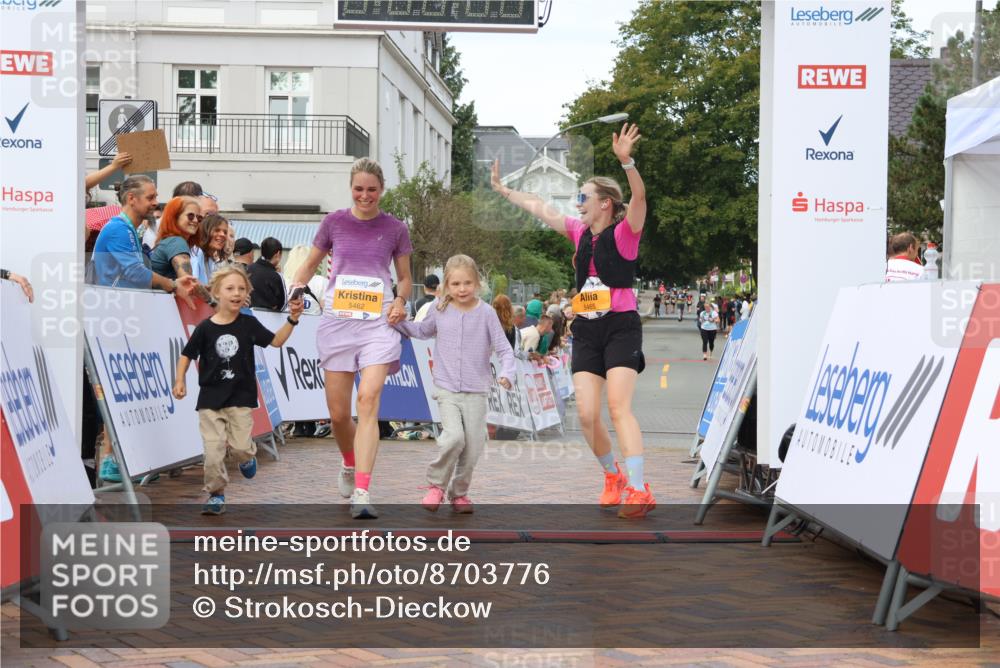 31.08.2025 - 21. Blankeneser Heldenlauf Strokosch-Dieckow http://msf.ph/oto/8703776 31.08.2025 13:01:06 Ziel 5465, 5462 meine-sportfotos.de