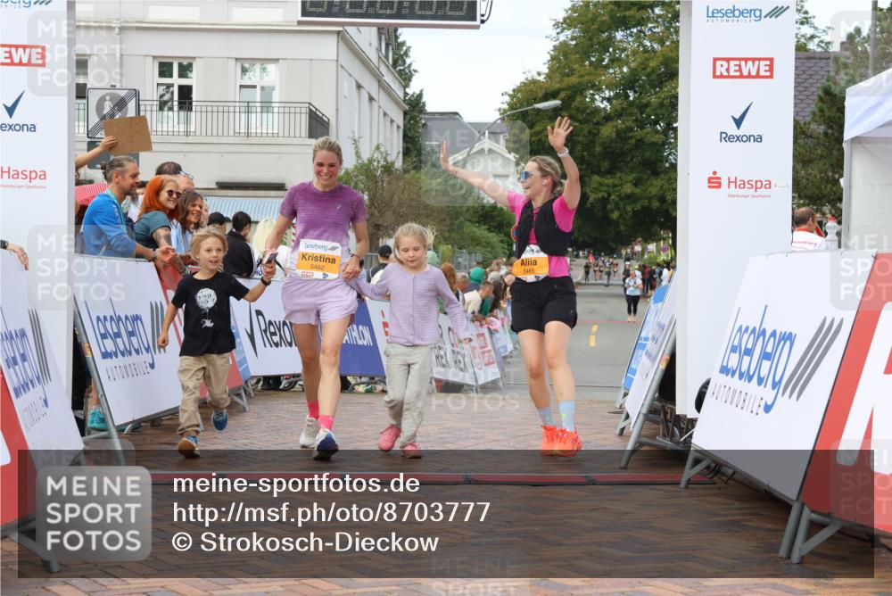 31.08.2025 - 21. Blankeneser Heldenlauf Strokosch-Dieckow http://msf.ph/oto/8703777 31.08.2025 13:01:06 Ziel 5465, 5462 meine-sportfotos.de