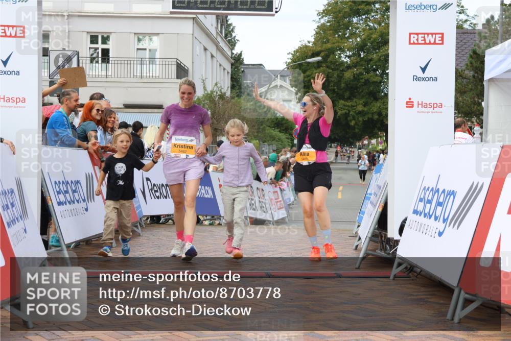 31.08.2025 - 21. Blankeneser Heldenlauf Strokosch-Dieckow http://msf.ph/oto/8703778 31.08.2025 13:01:06 Ziel 5465, 5462 meine-sportfotos.de