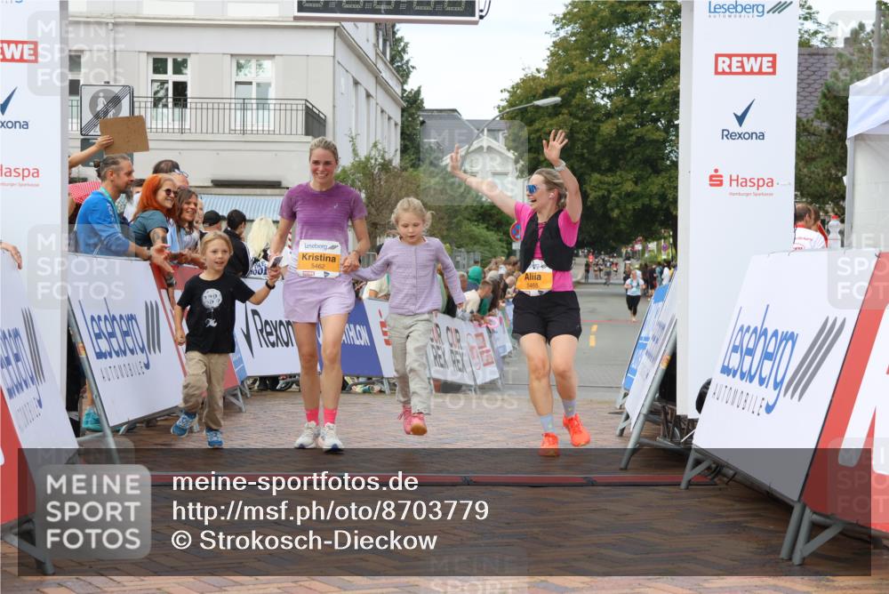 31.08.2025 - 21. Blankeneser Heldenlauf Strokosch-Dieckow http://msf.ph/oto/8703779 31.08.2025 13:01:05 Ziel 5465, 5462 meine-sportfotos.de