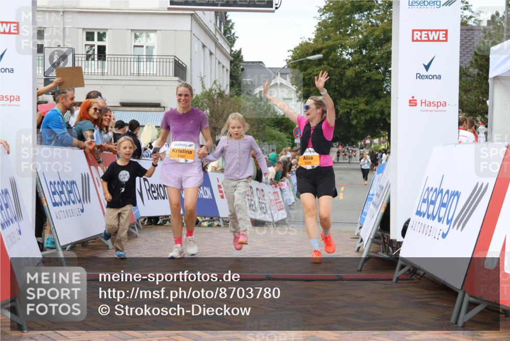 31.08.2025 - 21. Blankeneser Heldenlauf Strokosch-Dieckow http://msf.ph/oto/8703780 31.08.2025 13:01:05 Ziel 5465, 5462 meine-sportfotos.de