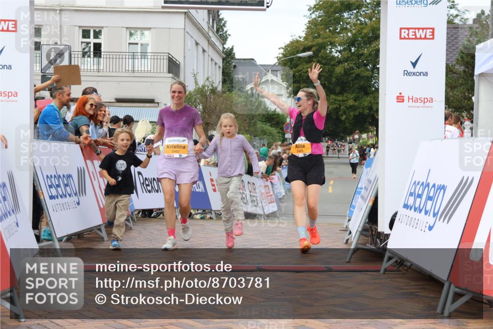 31.08.2025 - 21. Blankeneser Heldenlauf Strokosch-Dieckow http://msf.ph/oto/8703781 31.08.2025 13:01:05 Ziel 5465, 5462 meine-sportfotos.de
