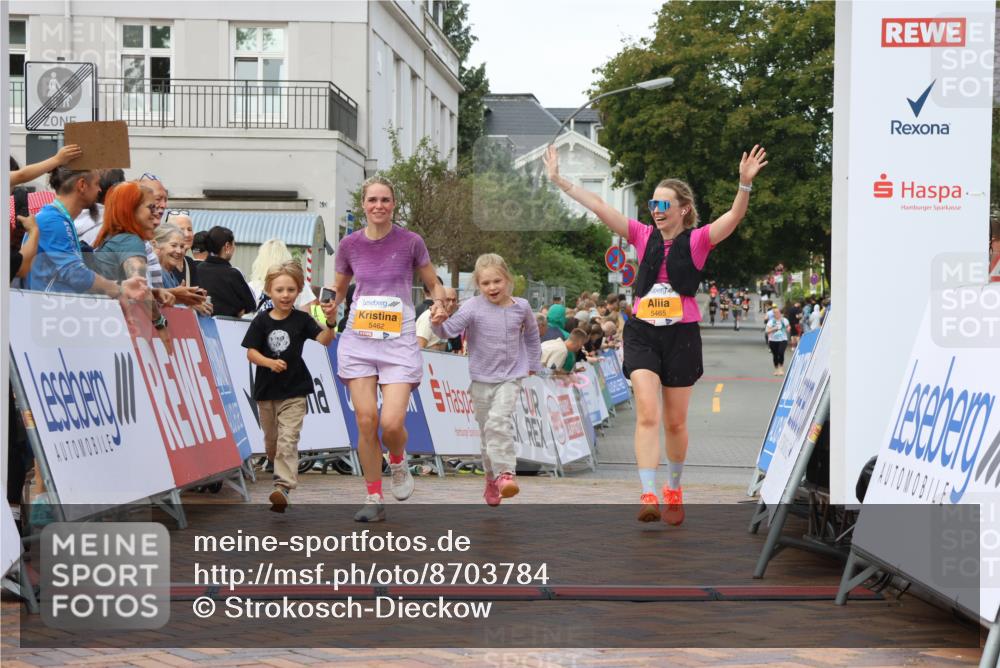 31.08.2025 - 21. Blankeneser Heldenlauf Strokosch-Dieckow http://msf.ph/oto/8703784 31.08.2025 13:01:05 Ziel 5465, 5462 meine-sportfotos.de