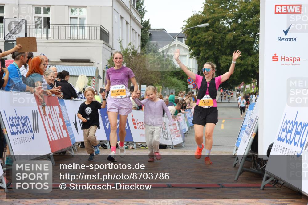 31.08.2025 - 21. Blankeneser Heldenlauf Strokosch-Dieckow http://msf.ph/oto/8703786 31.08.2025 13:01:04 Ziel 5465, 5462 meine-sportfotos.de