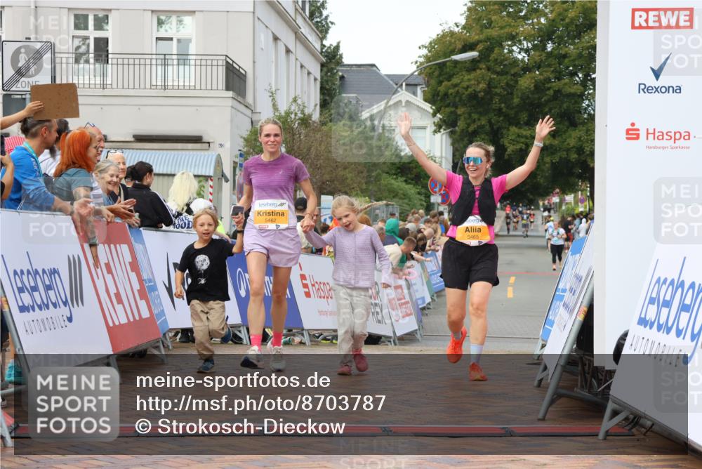 31.08.2025 - 21. Blankeneser Heldenlauf Strokosch-Dieckow http://msf.ph/oto/8703787 31.08.2025 13:01:04 Ziel 5465, 5462 meine-sportfotos.de