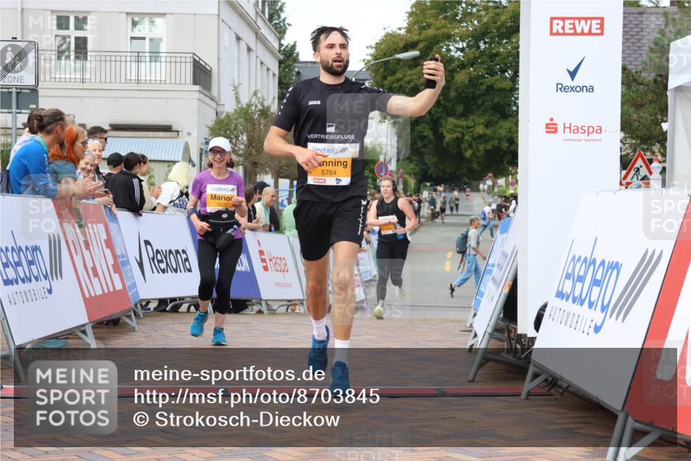 31.08.2025 - 21. Blankeneser Heldenlauf Strokosch-Dieckow http://msf.ph/oto/8703845 31.08.2025 12:59:59 Ziel 5764, 5256, 5142, 5233 meine-sportfotos.de