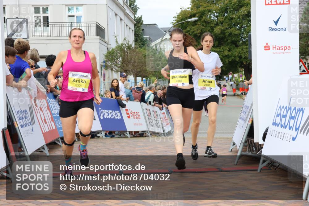 31.08.2025 - 21. Blankeneser Heldenlauf Strokosch-Dieckow http://msf.ph/oto/8704032 31.08.2025 10:33:14 Ziel 2304, 2433, 2388, 2430 meine-sportfotos.de