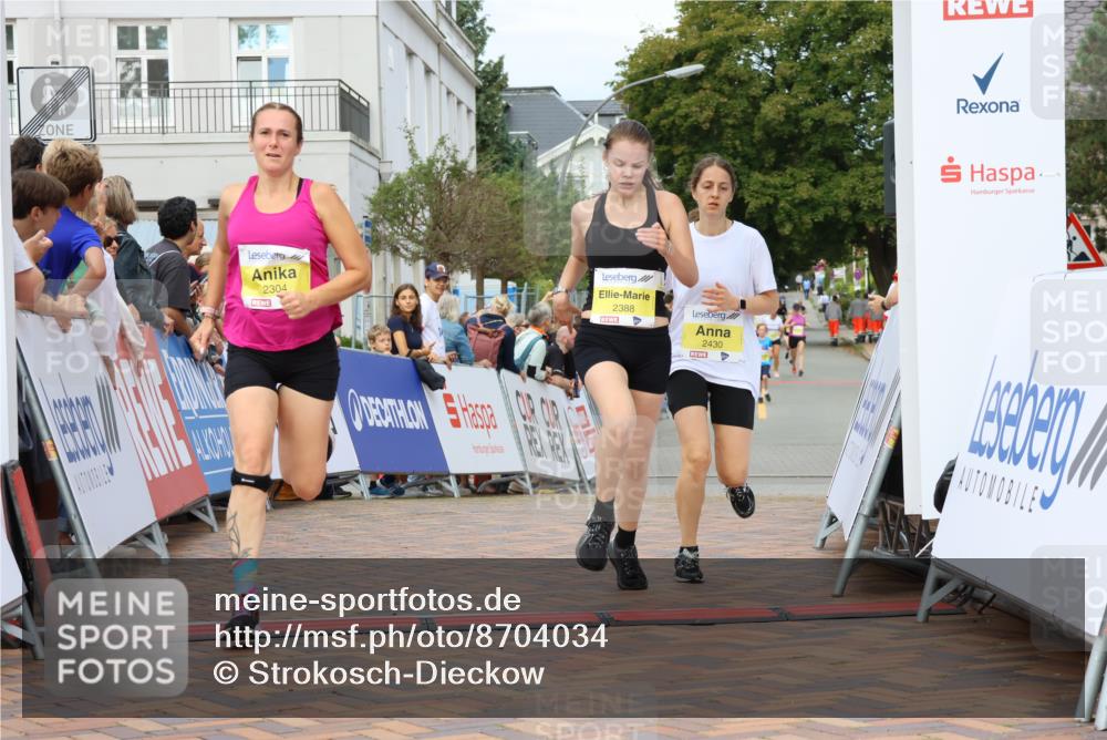 31.08.2025 - 21. Blankeneser Heldenlauf Strokosch-Dieckow http://msf.ph/oto/8704034 31.08.2025 10:33:14 Ziel 2304, 2433, 2388, 2430 meine-sportfotos.de