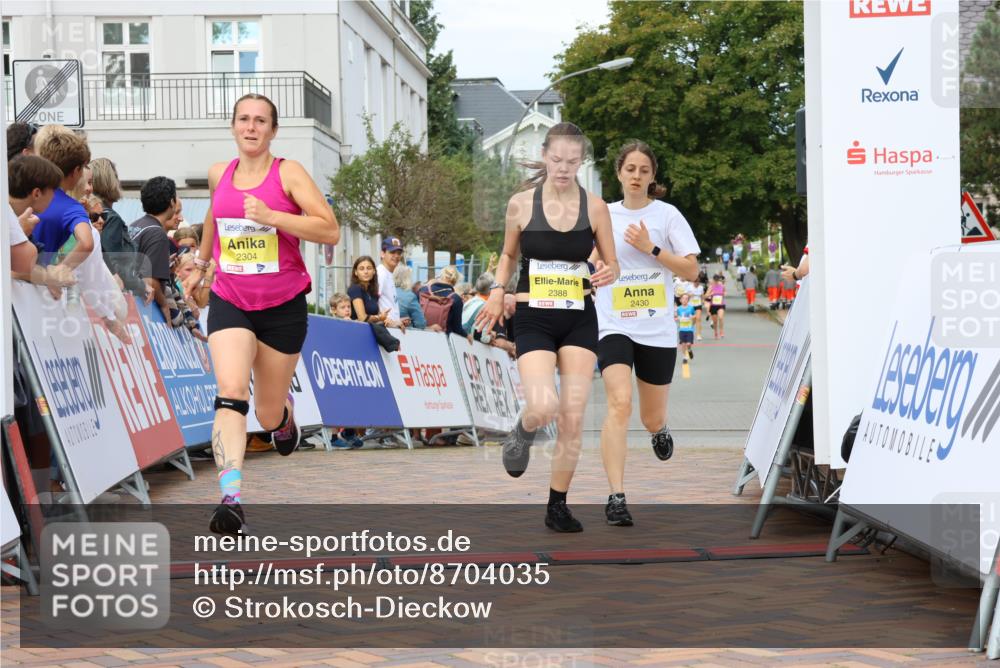 31.08.2025 - 21. Blankeneser Heldenlauf Strokosch-Dieckow http://msf.ph/oto/8704035 31.08.2025 10:33:14 Ziel 2304, 2433, 2388, 2430 meine-sportfotos.de