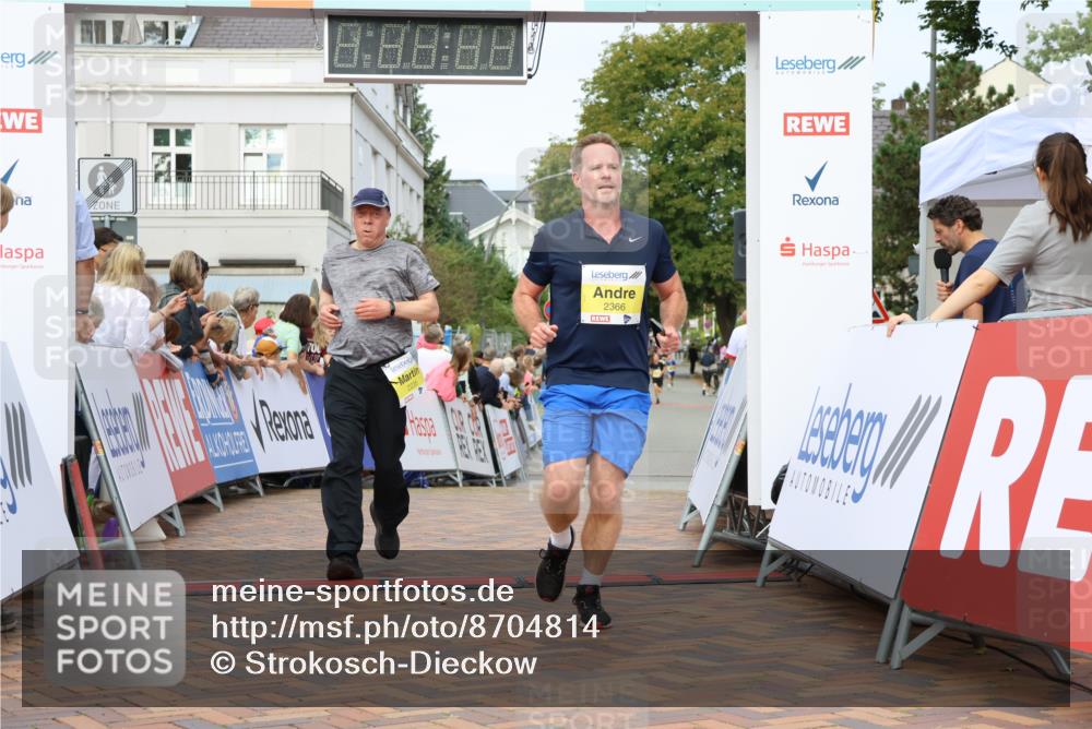 31.08.2025 - 21. Blankeneser Heldenlauf Strokosch-Dieckow http://msf.ph/oto/8704814 31.08.2025 10:25:42 Ziel 2410, 2742, 2366, 2235, 2726 meine-sportfotos.de