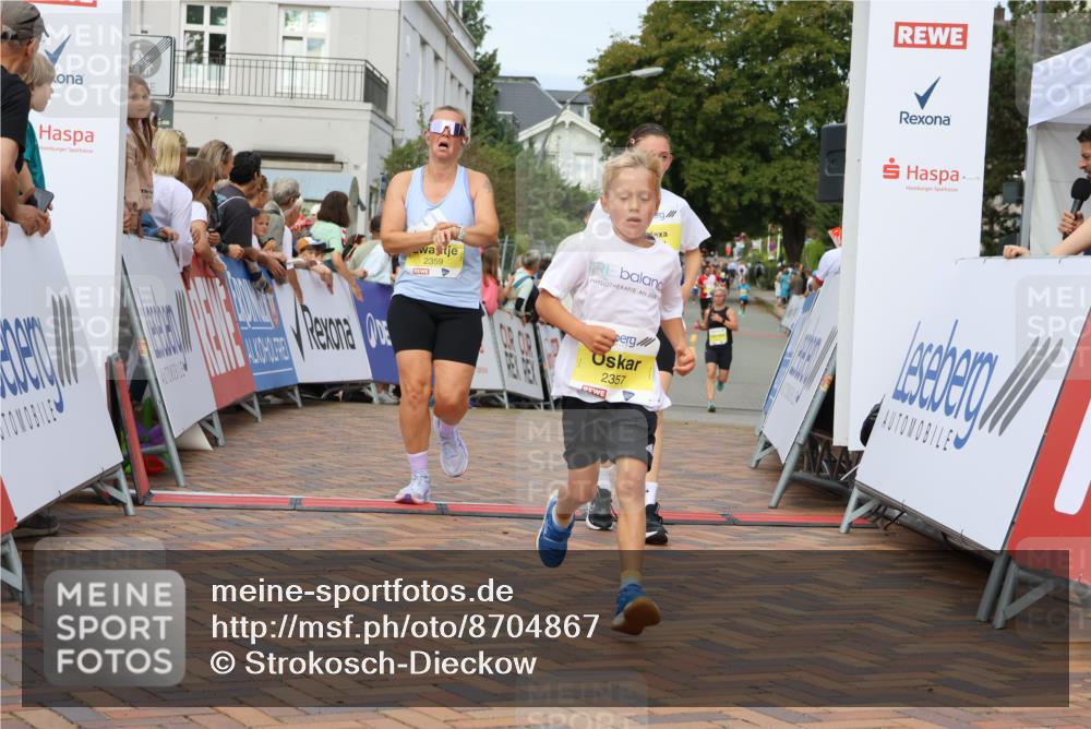 31.08.2025 - 21. Blankeneser Heldenlauf Strokosch-Dieckow http://msf.ph/oto/8704867 31.08.2025 10:25:10 Ziel 2641, 2357, 2183, 2717, 2285, 2286, 2331, 2053, 2359, 2661 meine-sportfotos.de