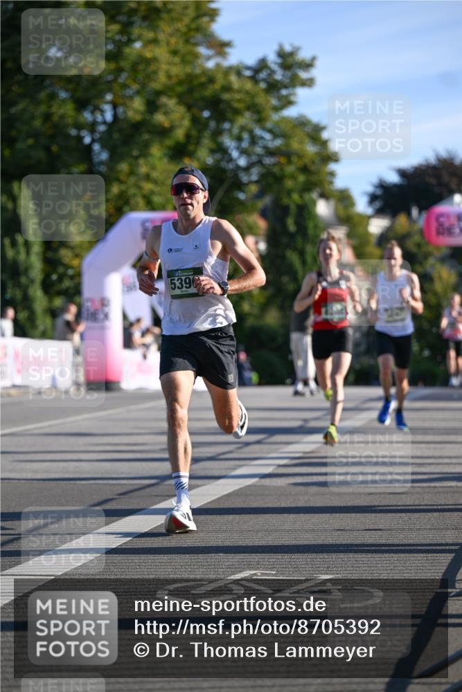 07.09.2025 - BARMER Alsterlauf Dr. Thomas Lammeyer http://msf.ph/oto/8705392 07.09.2025 09:20:34 Laufen 5390 meine-sportfotos.de