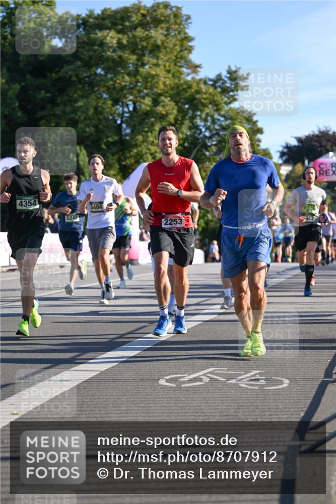 07.09.2025 - BARMER Alsterlauf Dr. Thomas Lammeyer http://msf.ph/oto/8707912 07.09.2025 09:29:12 Laufen 4354, 5248, 3404, 2253, 59 meine-sportfotos.de