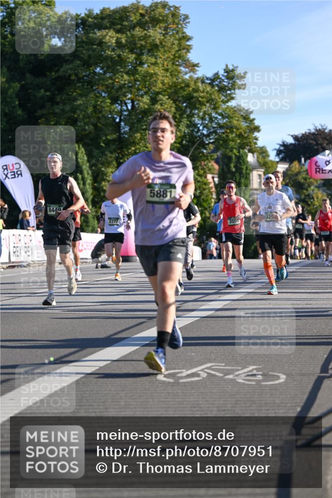 07.09.2025 - BARMER Alsterlauf Dr. Thomas Lammeyer http://msf.ph/oto/8707951 07.09.2025 09:29:20 Laufen 8449, 2777, 5881, 3555, 329 meine-sportfotos.de