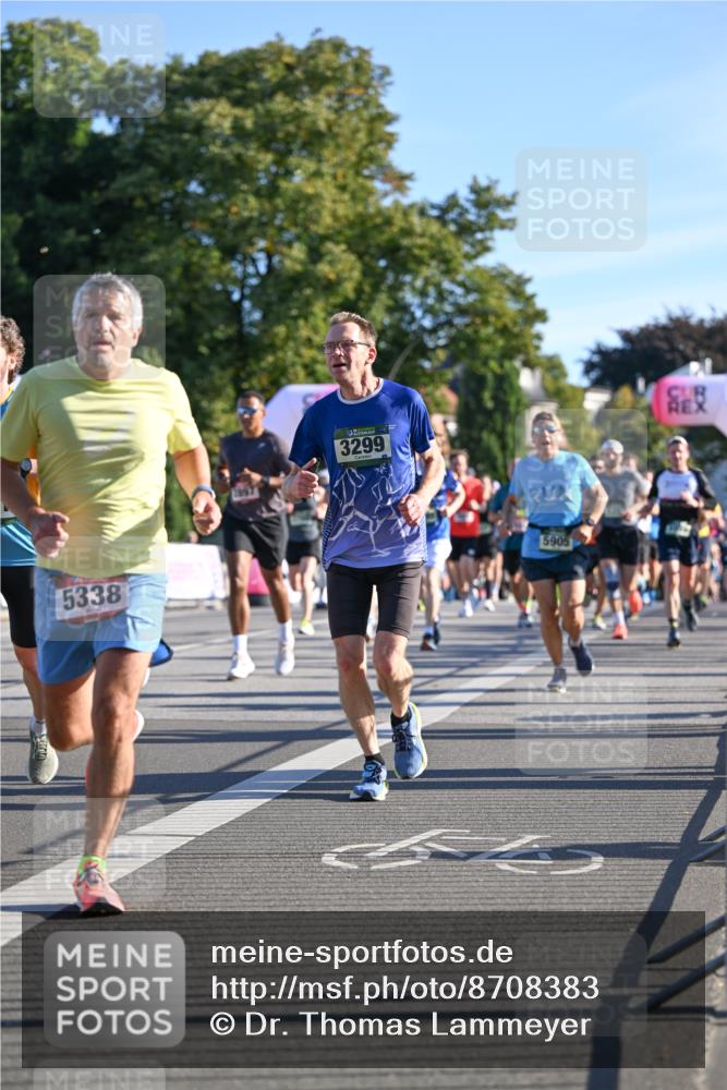 07.09.2025 - BARMER Alsterlauf Dr. Thomas Lammeyer http://msf.ph/oto/8708383 07.09.2025 09:30:35 Laufen 5338, 3299, 5905 meine-sportfotos.de