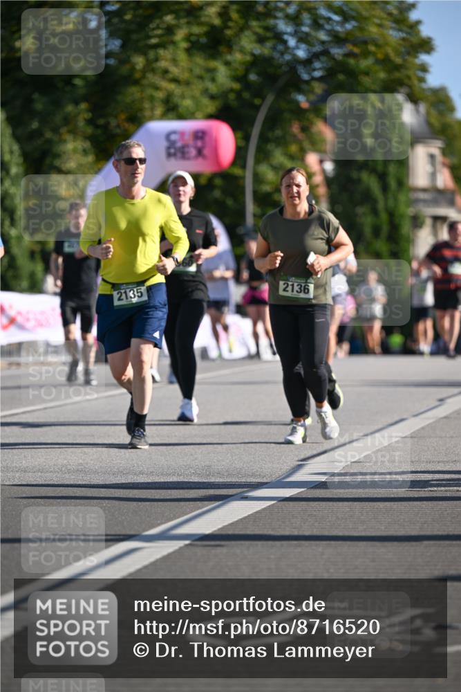 07.09.2025 - BARMER Alsterlauf Dr. Thomas Lammeyer http://msf.ph/oto/8716520 07.09.2025 09:55:27 Laufen 2135, 2136 meine-sportfotos.de
