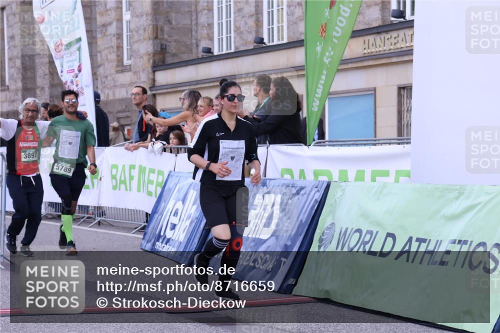 07.09.2025 - BARMER Alsterlauf Strokosch-Dieckow http://msf.ph/oto/8716659 07.09.2025 10:40:03 Ziel 3897, 5789, 5792 meine-sportfotos.de