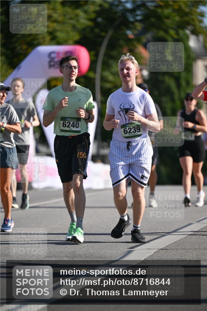 07.09.2025 - BARMER Alsterlauf Dr. Thomas Lammeyer http://msf.ph/oto/8716844 07.09.2025 09:56:23 Laufen 6240, 50, 6239 meine-sportfotos.de