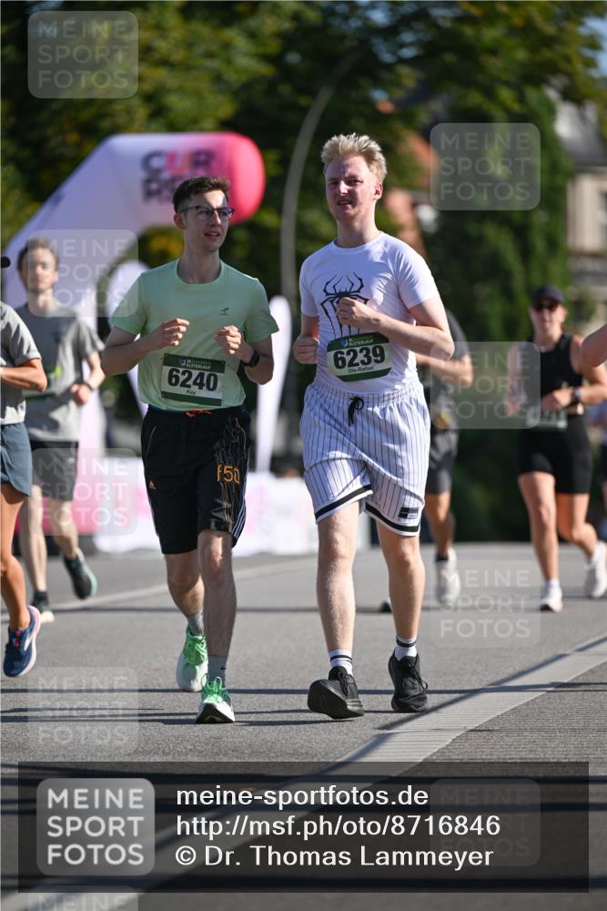 07.09.2025 - BARMER Alsterlauf Dr. Thomas Lammeyer http://msf.ph/oto/8716846 07.09.2025 09:56:23 Laufen 6240, 6239, 150 meine-sportfotos.de