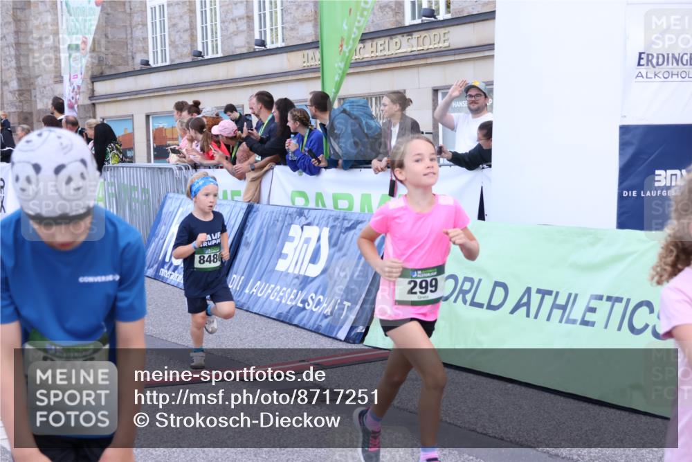 07.09.2025 - BARMER Alsterlauf Strokosch-Dieckow http://msf.ph/oto/8717251 07.09.2025 10:52:20 Ziel 206, 237, 238, 274, 284, 285, 299, 330, 360, 368, 393, 398, 404, 8277, 8480 meine-sportfotos.de