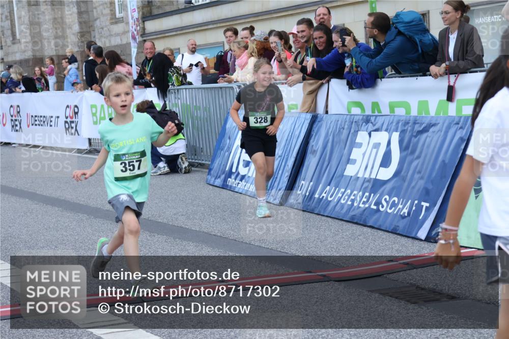 07.09.2025 - BARMER Alsterlauf Strokosch-Dieckow http://msf.ph/oto/8717302 07.09.2025 10:52:46 Ziel 182, 187, 194, 195, 215, 255, 276, 282, 301, 328, 341, 357, 371, 8124 meine-sportfotos.de