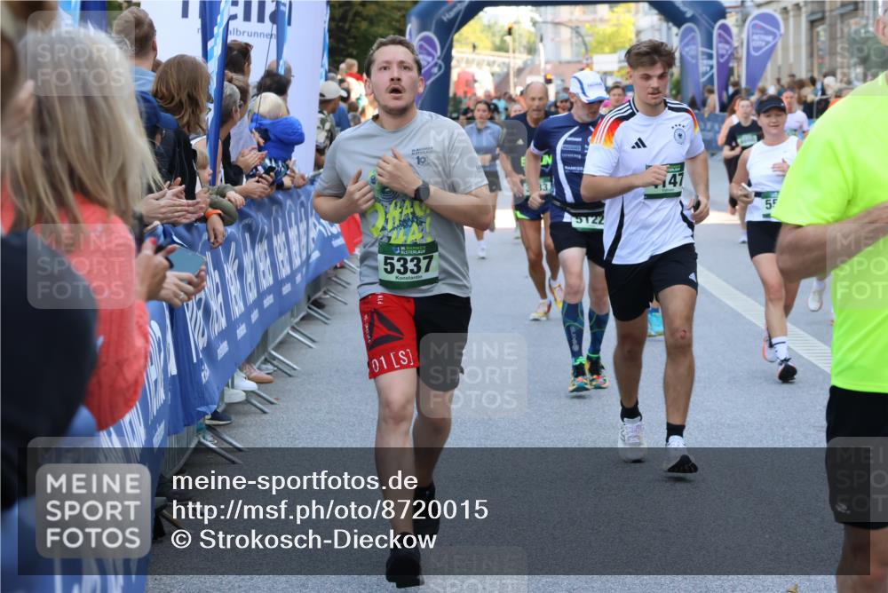 07.09.2025 - BARMER Alsterlauf Strokosch-Dieckow http://msf.ph/oto/8720015 07.09.2025 10:01:05 Ziel 1007, 2463, 2471, 2553, 2798, 2874, 2931, 3008, 3060, 3214, 3215, 3684, 3695, 4139, 4190, 4705, 4721, 4831, 4875, 4902, 4903, 4938, 4976, 5000, 5107, 5220, 5289, 5411, 5849, 6060, 6076, 6097, 6243, 6261, 8057, 8295, 8308, 8402 meine-sportfotos.de
