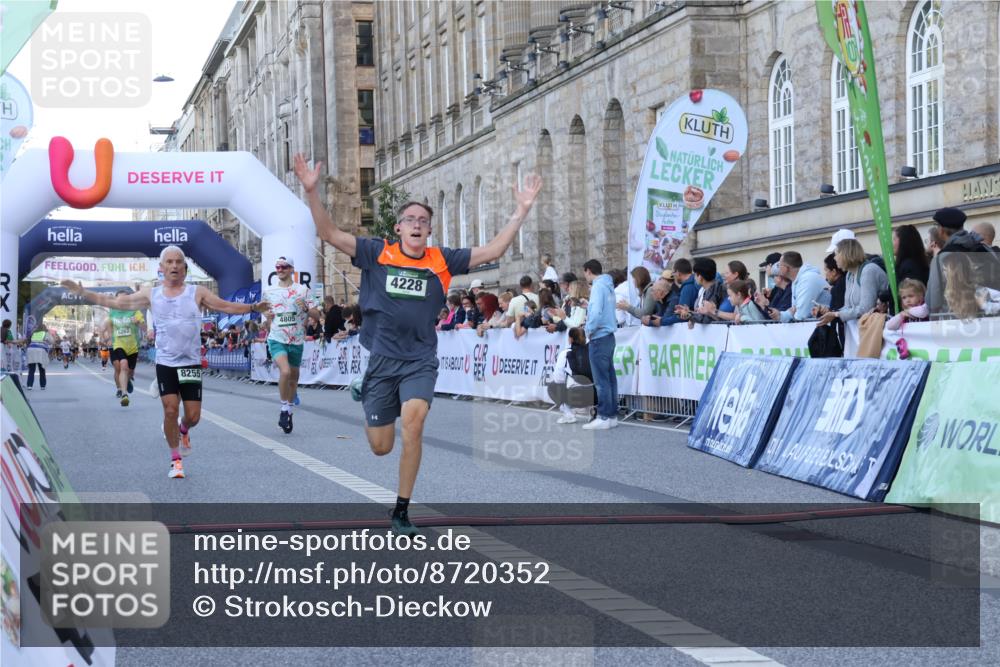 07.09.2025 - BARMER Alsterlauf Strokosch-Dieckow http://msf.ph/oto/8720352 07.09.2025 09:45:45 Ziel 2072, 2745, 2869, 3627, 4228, 4391, 4805, 4974, 5438, 6163, 6262, 8163, 8255, 8442 meine-sportfotos.de