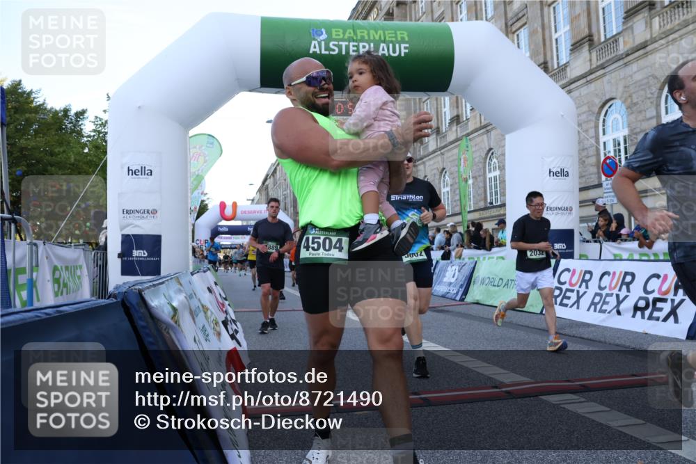 07.09.2025 - BARMER Alsterlauf Strokosch-Dieckow http://msf.ph/oto/8721490 07.09.2025 09:53:45 Ziel 2028, 2032, 2173, 2229, 2365, 2369, 2454, 2896, 3421, 3705, 4078, 4339, 4504, 4578, 4834, 4889, 5002, 5603, 5686, 5701, 5742, 6010, 6333, 8231 meine-sportfotos.de